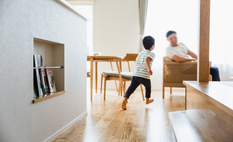 家族団欒　親子　走り回る子ども