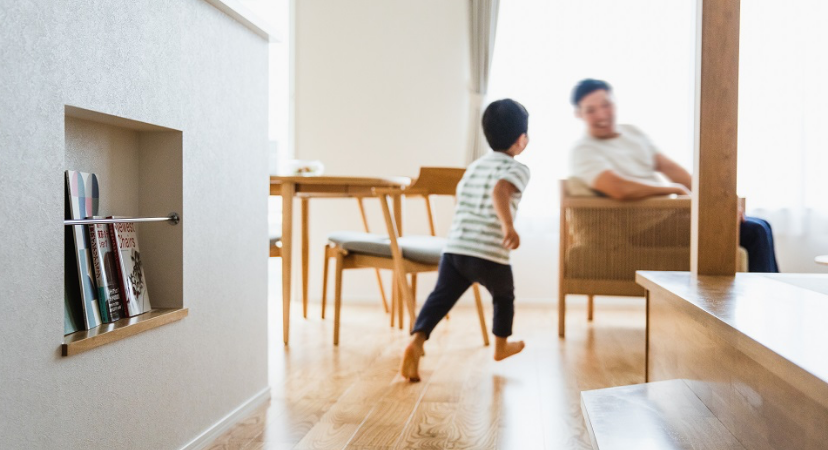 家族団欒　親子　走り回る子ども