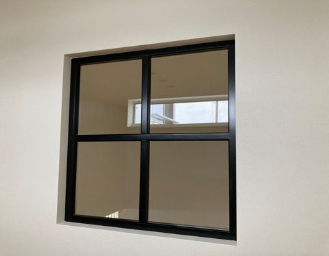 室内の格子窓 アイキャッチ画像